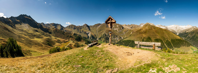 Wanderung auf den Berggipfel der Eggespitz 2187 m in Südtirol