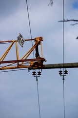 Baukran fährt mit Sicherheitsabstand unter einer Stromleitung durch