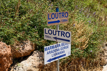 Wegweiser in der Nähe von Loutro, Südküste Kreta, Griechenland