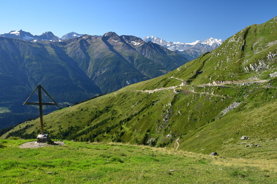 La vall&eacute;e de Conches, domin&eacute;e par les montagnes du Valais