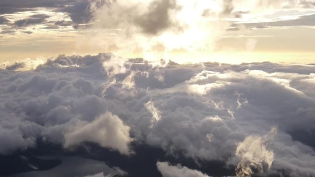 Nuages et soleil en haut du mont Fuji