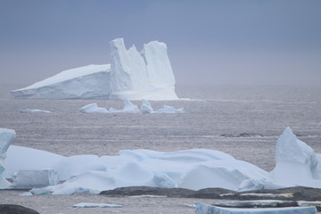 piękne duże bryły lodu i śniegu dryfujące przy wybrzeżu antarktydy