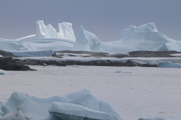 piękne duże bryły lodu i śniegu u wybrzeża antarktydy 