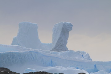 piękne duże bryły lodu i śniegu dryfujące przy wybrzeżu antarktydy - obrazy, fototapety, plakaty