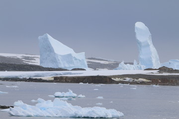 piękne duże bryły lodu i śniegu u wybrzeża antarktydy  - obrazy, fototapety, plakaty