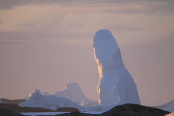 piękne naturalne formy z lodu i śniegu u wybrzeży antarktydy o zachodzie słońca