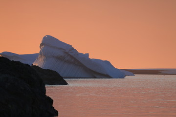 piękne naturalne formy z lodu i śniegu u wybrzeży antarktydy o zachodzie słońca - obrazy, fototapety, plakaty