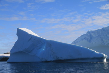 piękne duże bryły lodu i śniegu dryfujące przy wybrzeżu antarktydy w słoneczny dzień - obrazy, fototapety, plakaty