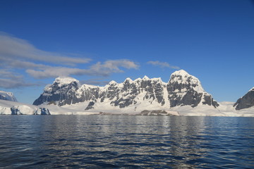 skaliste i ośnieżone wybrzeże antarktydy w słoneczny dzień