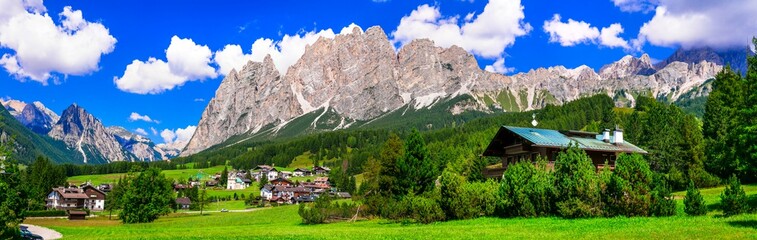 Adembenemend Alpenlandschap, Dolomieten. mooi Cortina d& 39 Ampezzo-dorp, beroemde toeristenbestemming in noordelijk Italië
