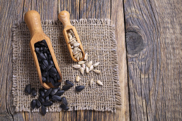 Sunflower seeds peeled and unpeeled