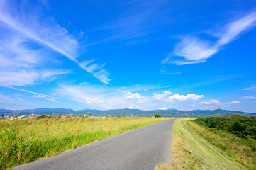 爽やかな青空と田園風景（福岡県朝倉市）
