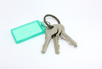 isolated​ the​ door​ key​s​ and​ green​ tag​ on​ white​ background.