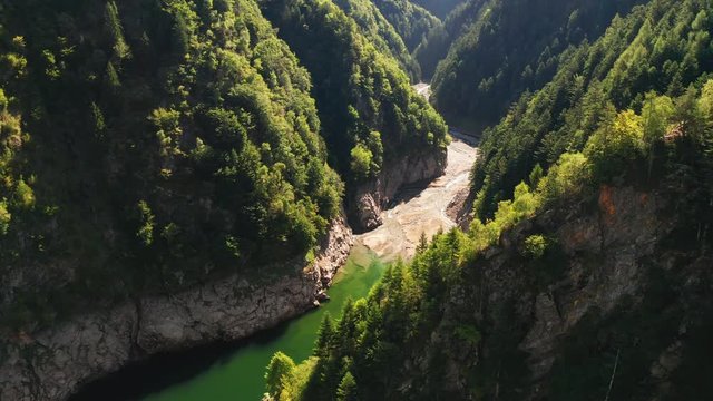 Aerial 4K - Valtellina (IT) - Sorvolo della diga in Valtartano