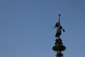 Fototapeta na wymiar Estatua de Ángel, cielo perfecto celeste