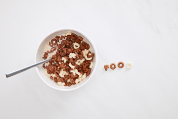 Obraz na płótnie Canvas top view of cereal food inscription near bowl on marble surface