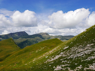 meraviglioso paesaggio dolomitico, tra rocce e verdi vallate
