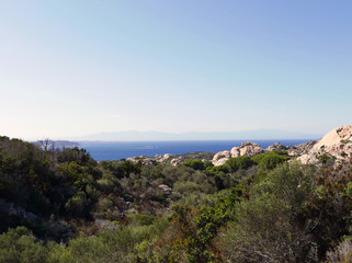 Fototapeta na wymiar la bella isola de La Maddalena in Sardegna, tra scogli e mare