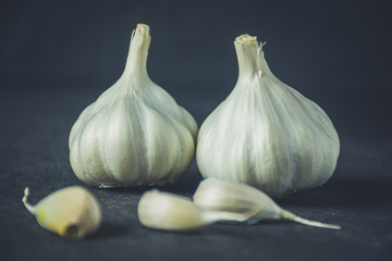 Obraz premium Garlic On Black Stone Background
