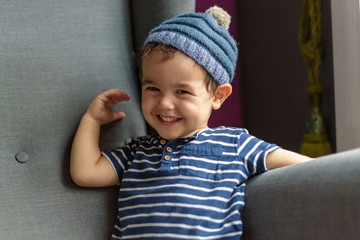 Niño pequeño con gorro de lana 25