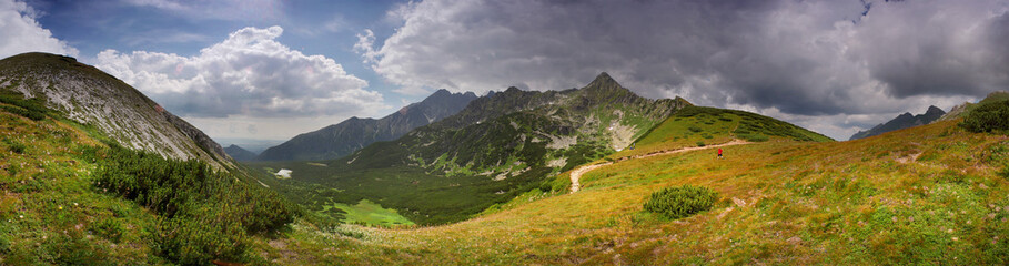 Fototapeta na wymiar Panorama Przełęcz pod Kopą - Widok na Kopę Bielską, Tatry Wysokie, Jagnięcy Szczyt i Tatry Bielskie