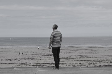 Homme regardant la mer