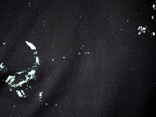 Tela de algodón negro con manchas de pintura blanca