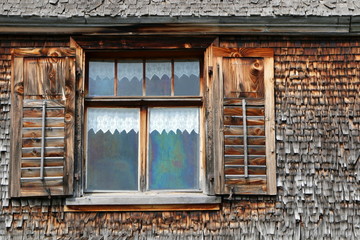 Fenster mit Gardinen, altes Bregenzerwälder Haus, traditionelles Haus im Bregenzerwald,...