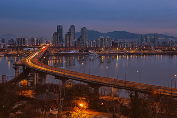 Obraz premium Olympic bridge in Hanang River in the early morning hours of South Korea