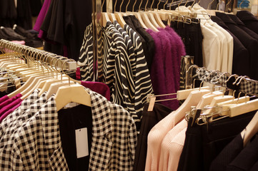 portant de vetements dans un magasin