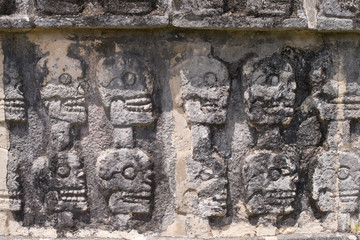 jeroglífico cabezas chichen itza Mexico