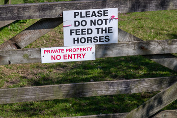 Do not feed the horses sign