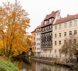 Fototapeta na wymiar Gerberhäuser am Ludwigskanal in Bamberg im Herbst