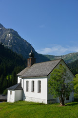Fototapeta na wymiar Kleinwalsertal Berge Natur Kirche