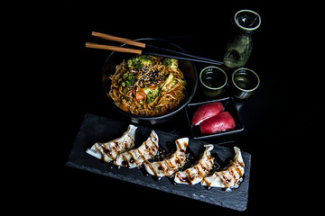 yakisoba de verdura niguiris de atun y gyozas de pescado 