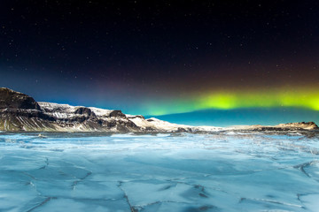 Polarlicht im Sternenhimmel über Island