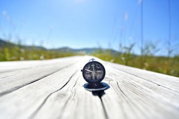 トレッキング・道と磁石 © godfather