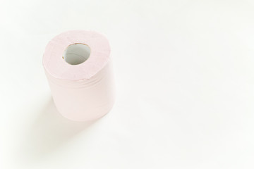白バックの左寄りに置いてある一つのピンクの新品のトイレットペーパー