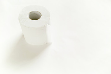 白バックの左寄りに糊付け部分が見えるように置いてある一つの白色の新品のトイレットペーパー
