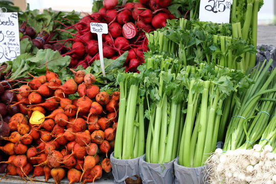 Gem&uuml;se auf dem Marktstand