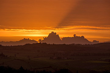 Wschód słońca w Toskanii © nikaa79