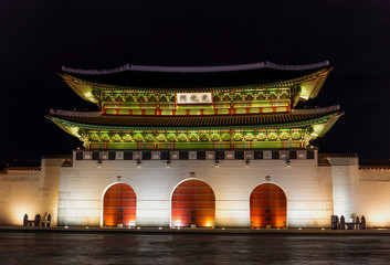 Obraz premium Gyeongbokgung Palace at night in Seoul,south Korea.
