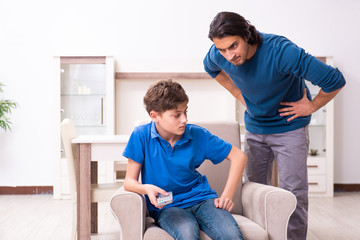 Fototapeta premium Pojęcie niebezpiecznych nawyków dzieci