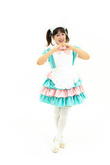 メイドのコスプレをする女性