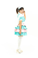 メイドのコスプレをする女性