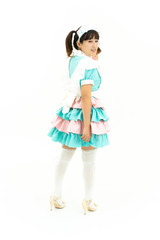 メイドのコスプレをする女性