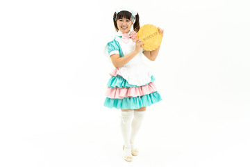 メイドのコスプレをする女性