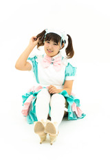 メイドのコスプレをする女性