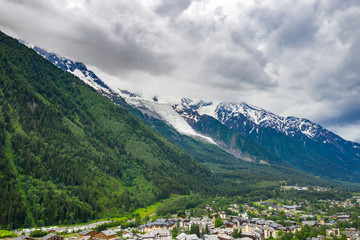 Fototapeta premium Striking Alpine mountains and Chamonix valley under cloudy weather 