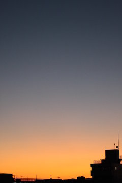 夕焼けの校舎のシルエット